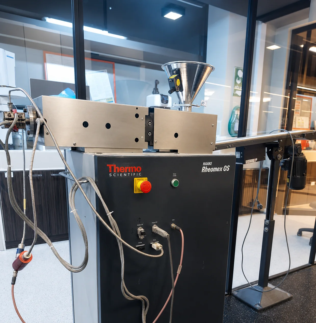 Plastay laboratuvarındaki reometre ve test ekipmanları